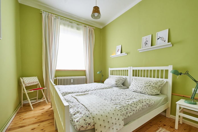 interno della camera da letto nei toni del verde chiaro