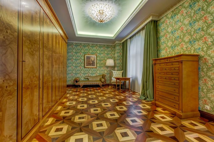 carta da parati di carta con motivo colorato in un interno classico