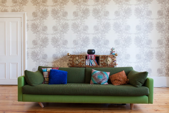 divano con rivestimento in tessuto verde all'interno