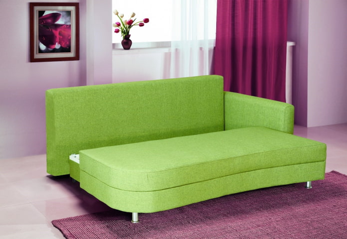 divano verde Eurobook all'interno
