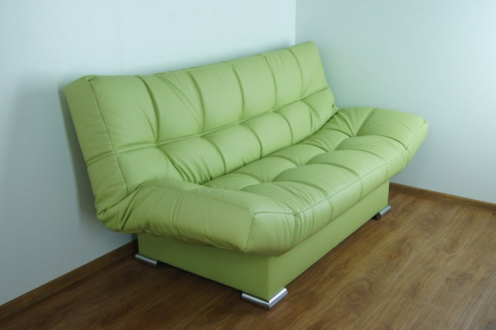 divano clic-clac verde all'interno