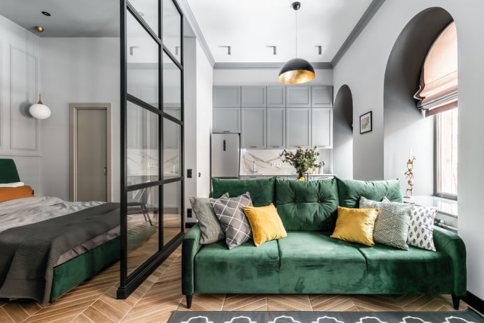 divano con rivestimento in tessuto verde all'interno