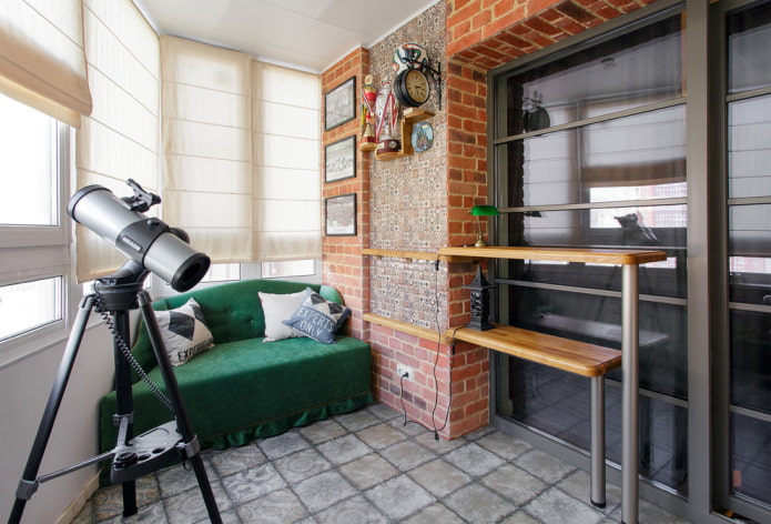 divano verde all'interno della loggia