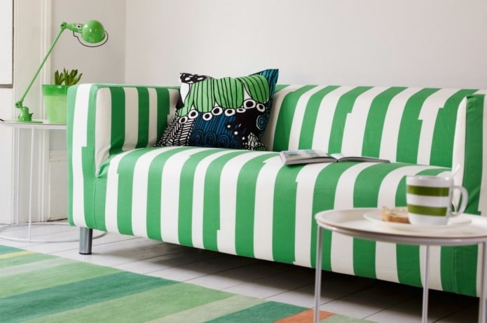 divano con rivestimento a righe verdi all'interno