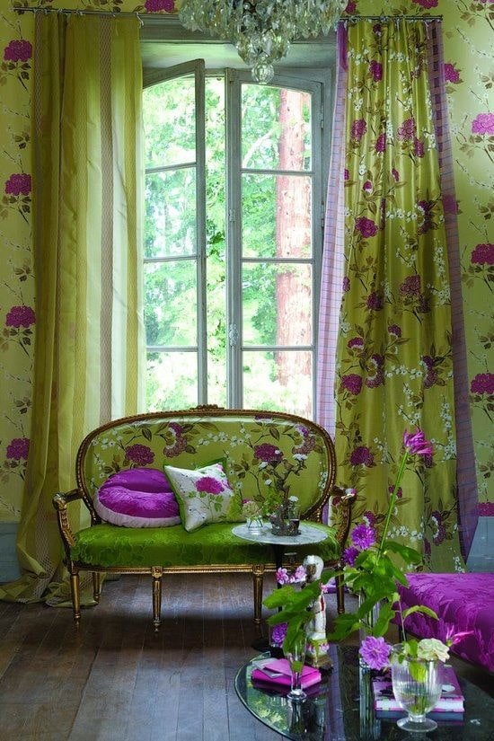 divano con rivestimento verde e fiori all'interno