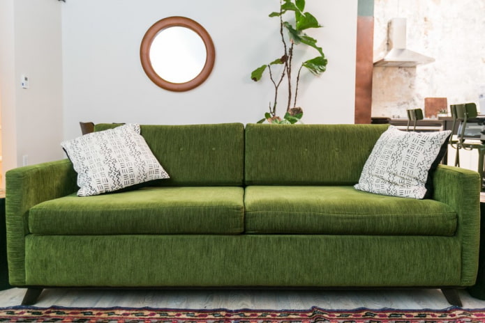 divano con rivestimento in tessuto verde all'interno
