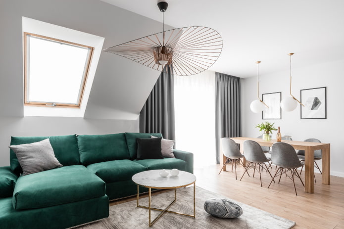 divano blu-verde negli interni