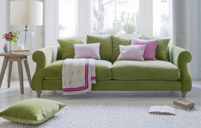 divano verde in combinazione con cuscini