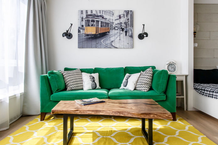 divano verde in combinazione con un tappeto