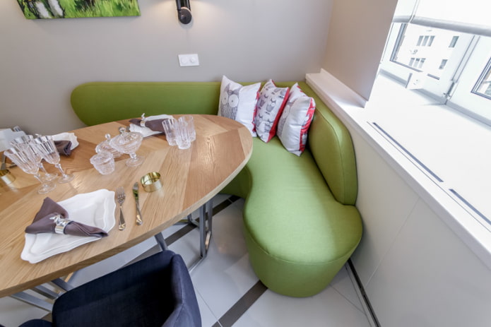 divano verde nell'interno della cucina