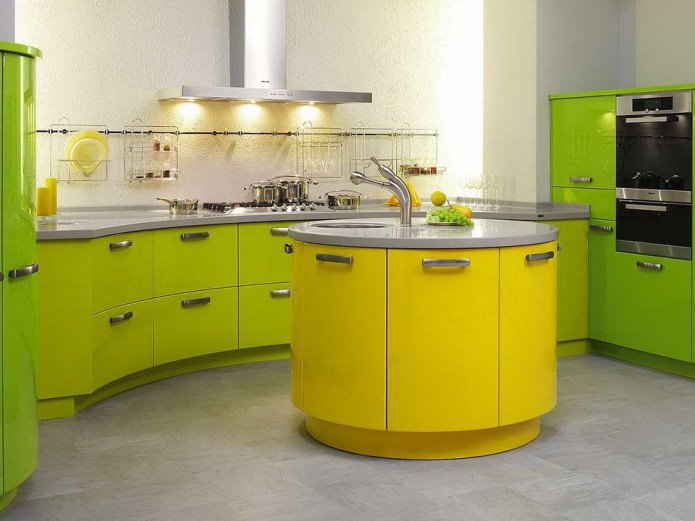 Facciata giallo-verde dei mobili della cucina