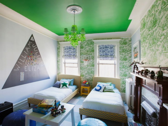 rivestimento del soffitto verde con un lampadario