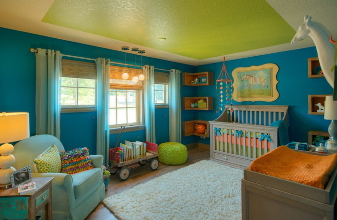 soffitto verde con tende blu