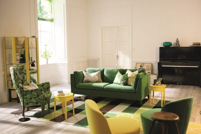 divano verde all'interno