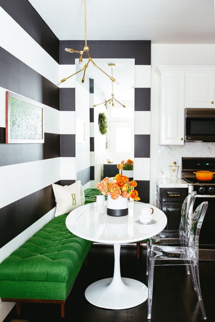cucina in bianco e nero con verde