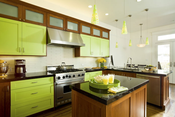 cucina marrone con facciate verdi
