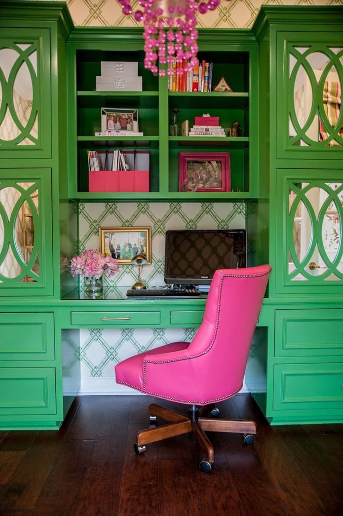 mobili rosa all'interno