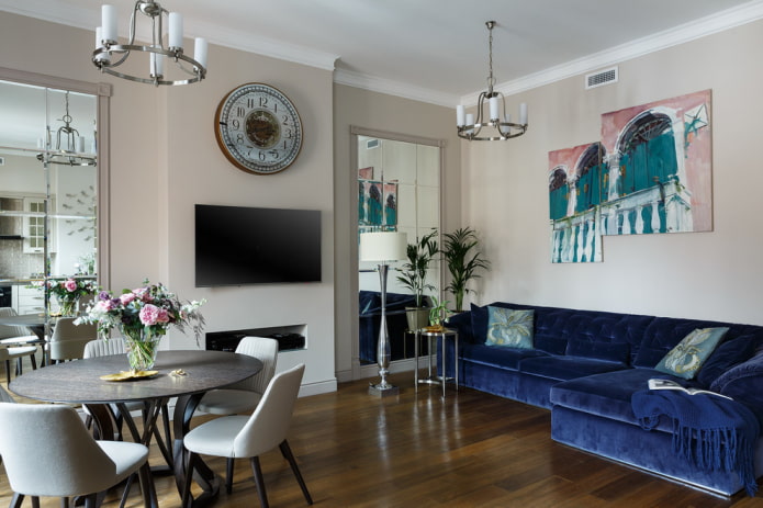 specchi vicino alla TV all'interno della sala