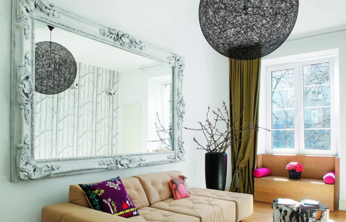 specchio con cornice all'interno della sala
