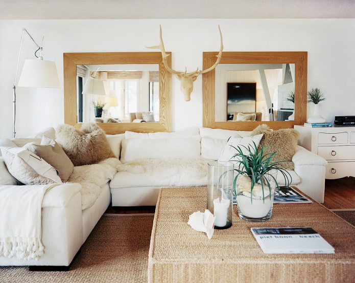specchi con cornice all'interno dell'ingresso