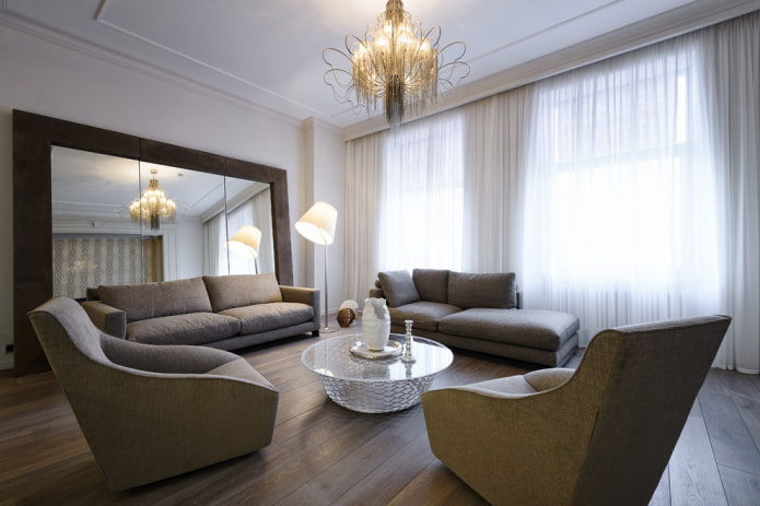 specchio con cornice all'interno della sala