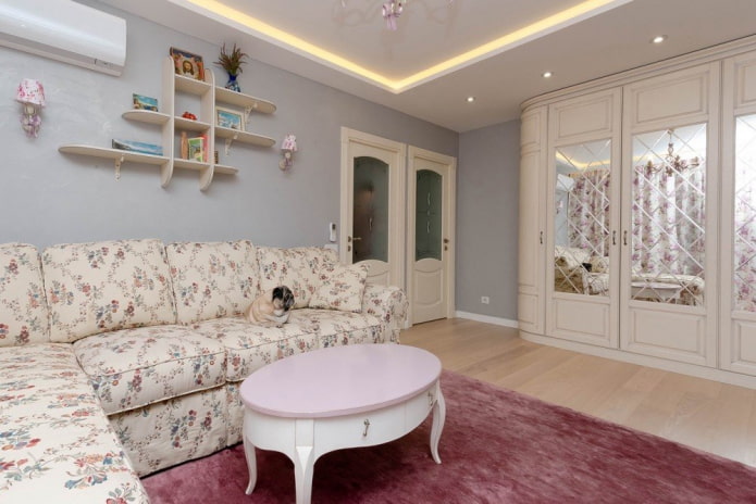 specchio nella sala in stile provenzale