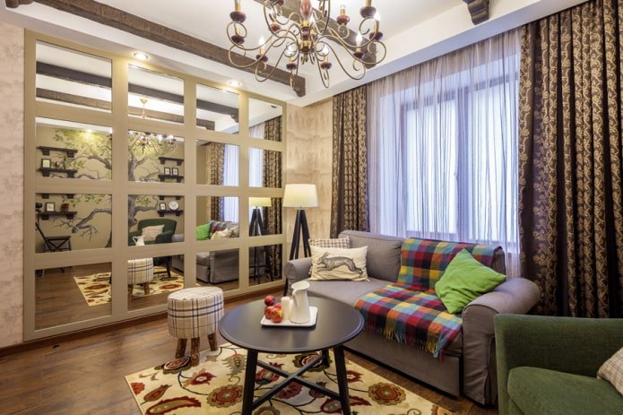 specchio all'interno dell'ingresso
