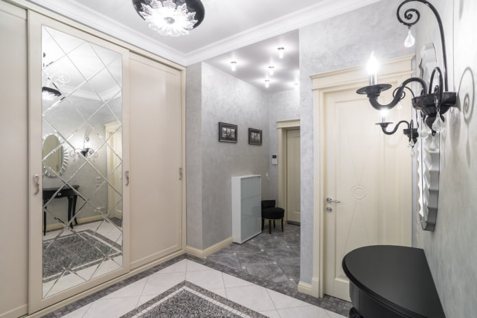 Armadio con grandi mosaici a specchio