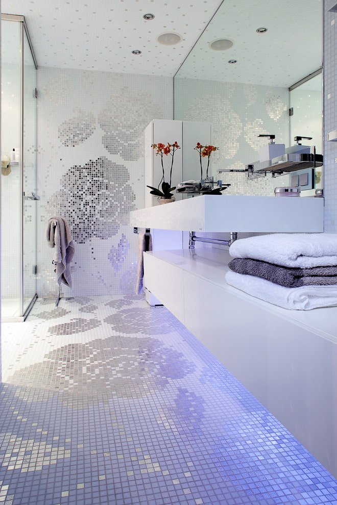Composizione a mosaico nel bagno