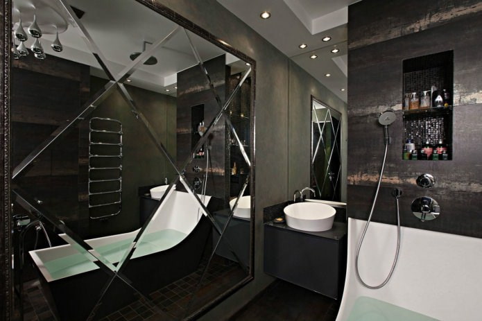 Piastrelle a specchio nell'interno del bagno