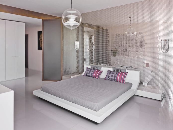 Piastrelle a specchio nell'interno della camera da letto