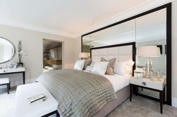 Piastrelle a specchio nell'interno della camera da letto