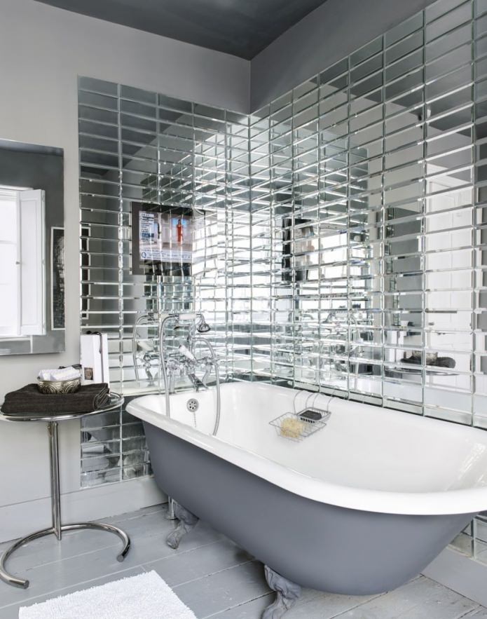 Piastrelle a specchio nell'interno del bagno