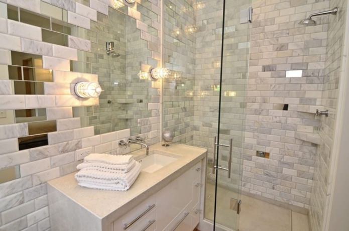 Piastrelle a specchio nell'interno del bagno