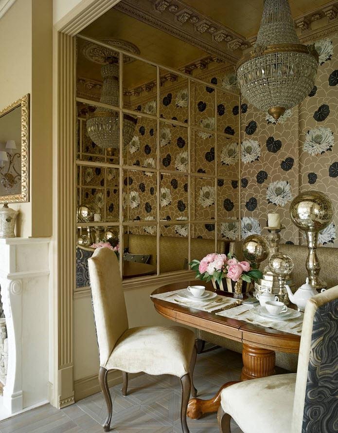 Piastrelle a specchio nell'interno