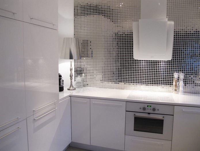 Piastrelle a specchio nell'interno della cucina