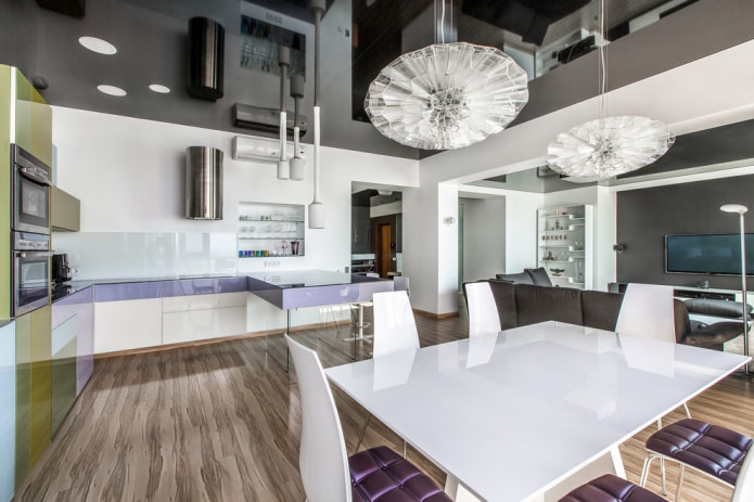 soffitto teso a specchio all'interno