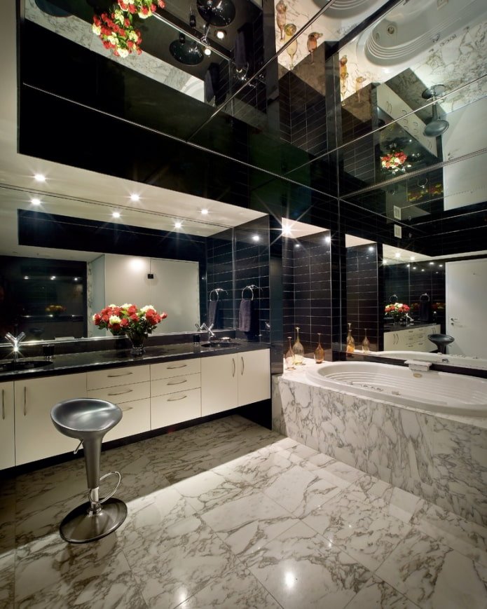 soffitto a specchio nell'interno del bagno