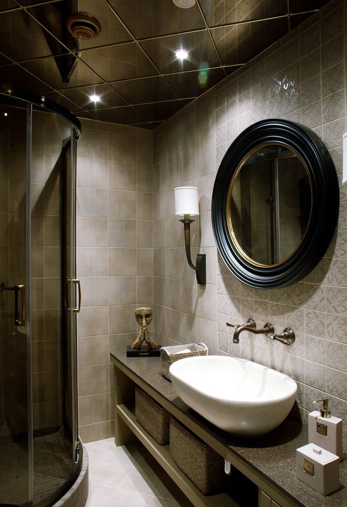design del soffitto a specchio nel bagno
