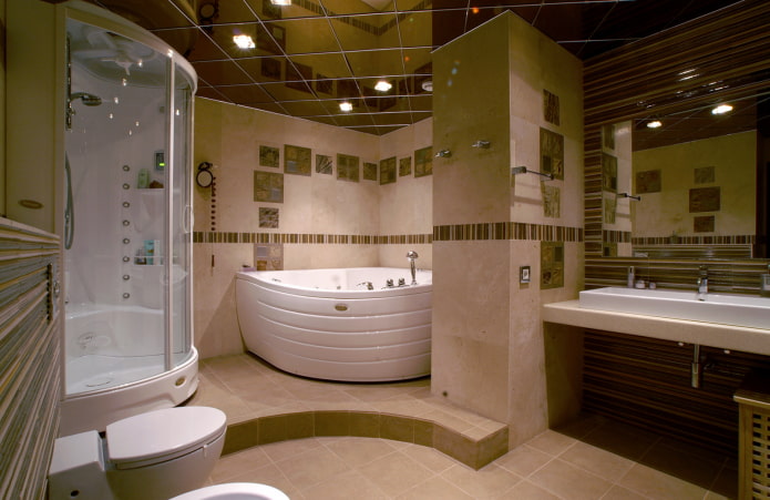 soffitto a specchio nell'interno del bagno