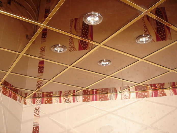 superficie del soffitto a specchio colorata