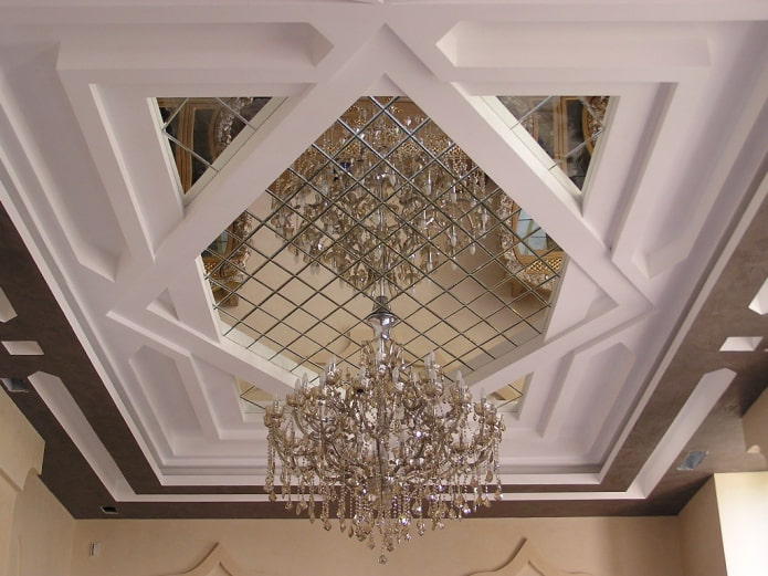 design del soffitto a specchio con lampadario