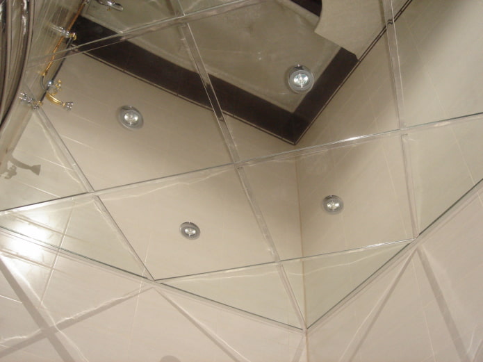 struttura del soffitto a specchio argentato