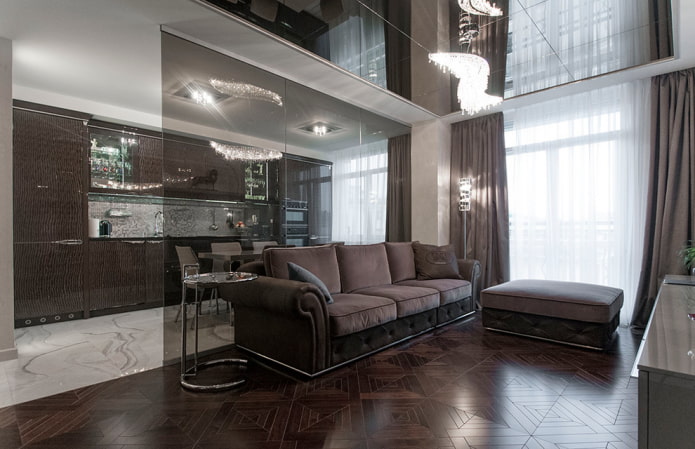soffitto effetto specchio nel soggiorno