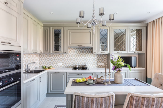 set con inserti a specchio nell'interno della cucina