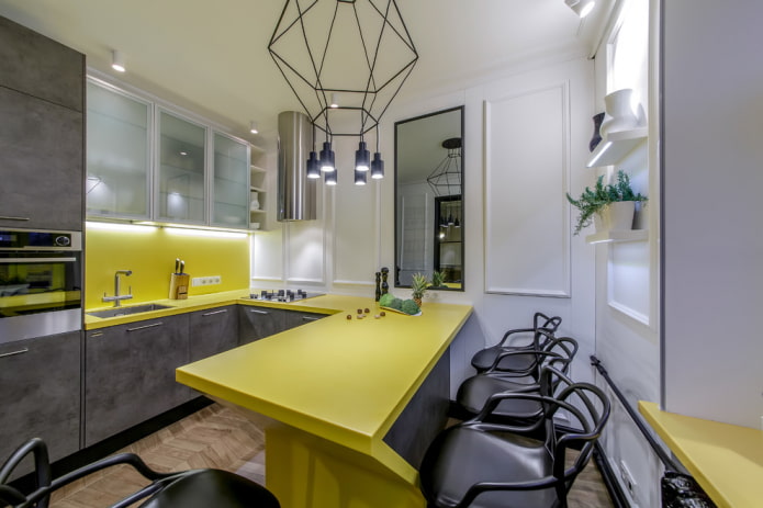 specchio da parete nell'interno della cucina