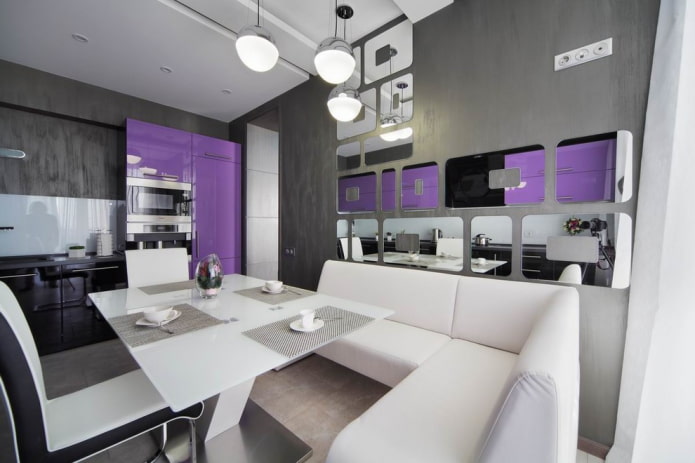 pannello a specchio nell'interno della cucina