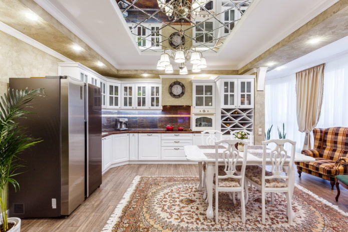 specchio sul soffitto all'interno della cucina