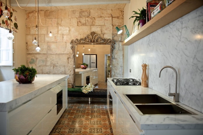 specchio quadrato all'interno della cucina