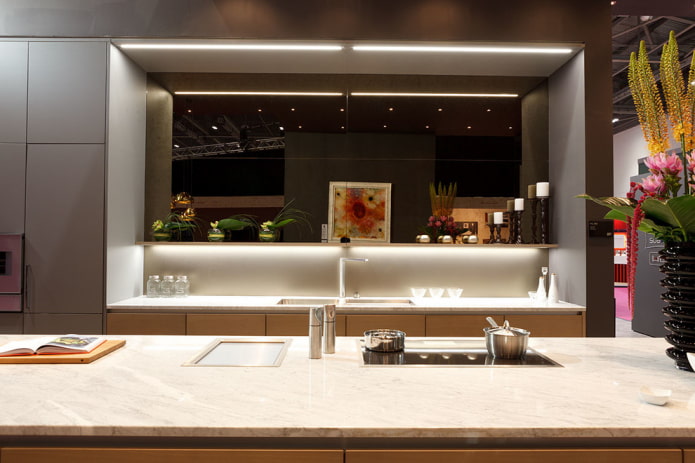 specchio con retroilluminazione nell'interno della cucina